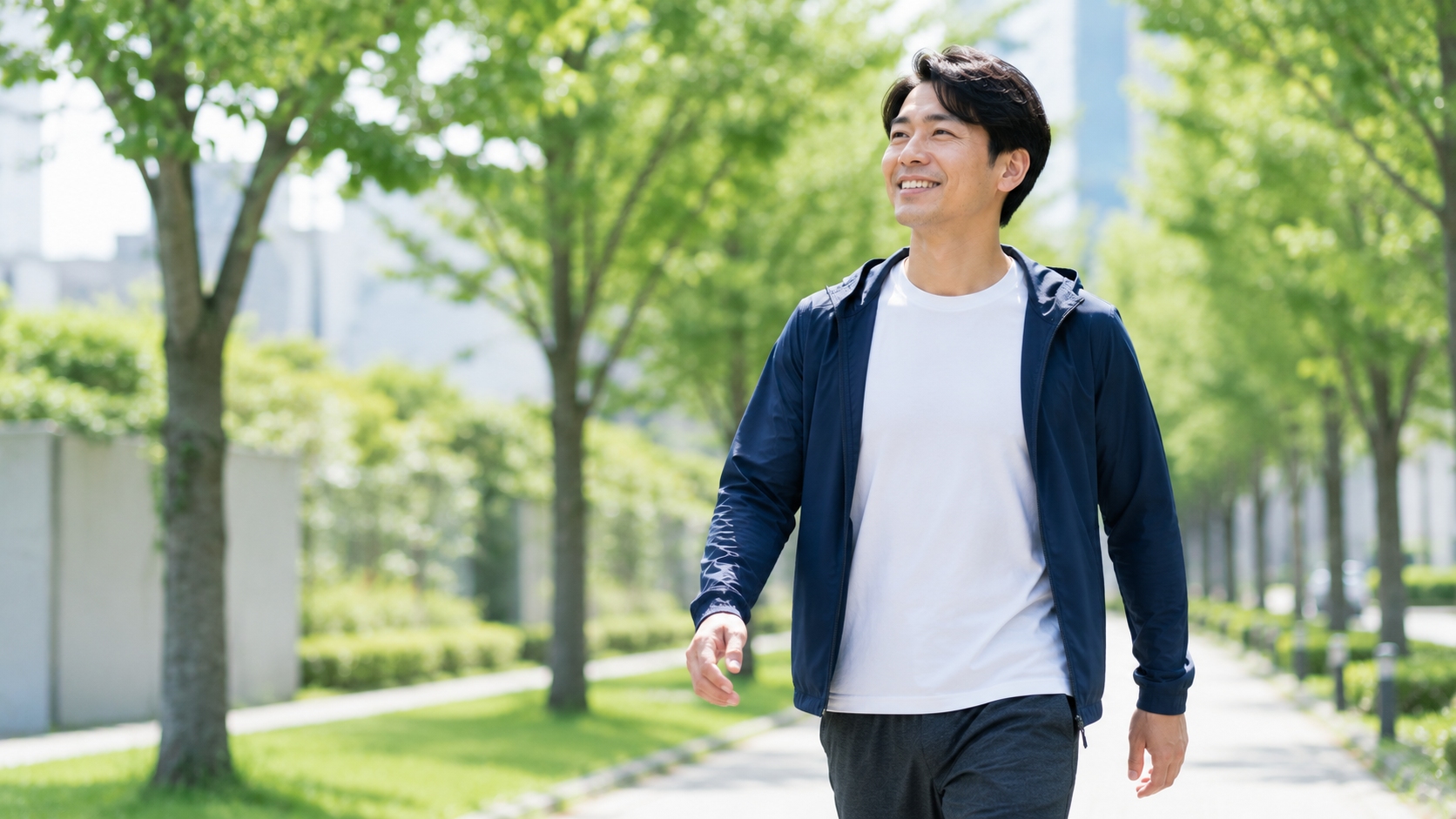 腰痛が改善し笑顔で日常生活を送る30代男性