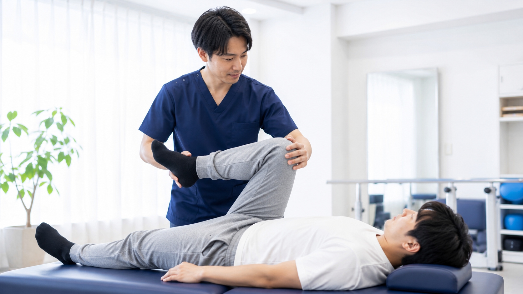 理学療法士の指導のもと腰痛改善のリハビリテーションを行う様子