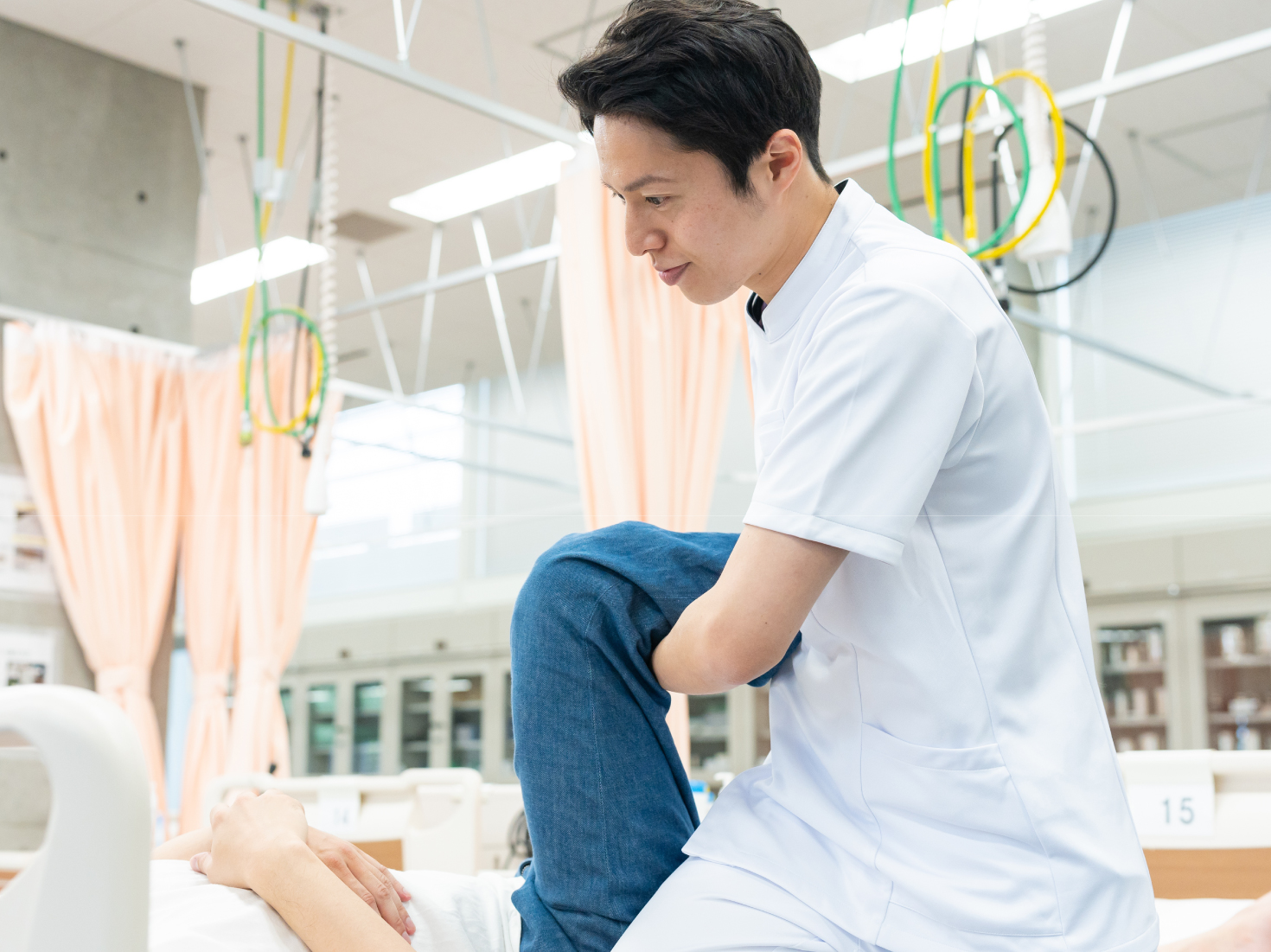 理学療法士がリハビリを行っています。