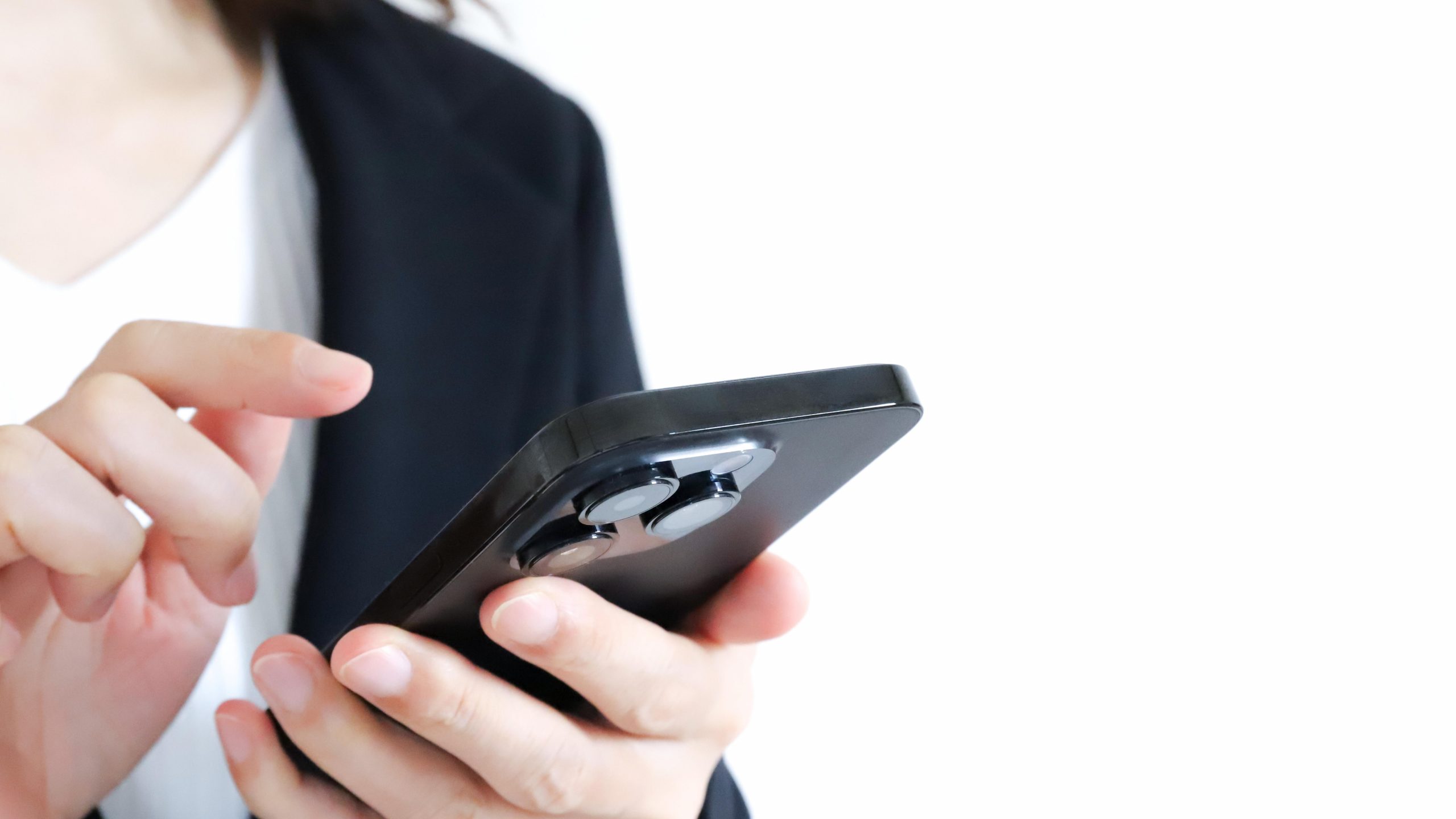 スマホでWEB予約をする様子