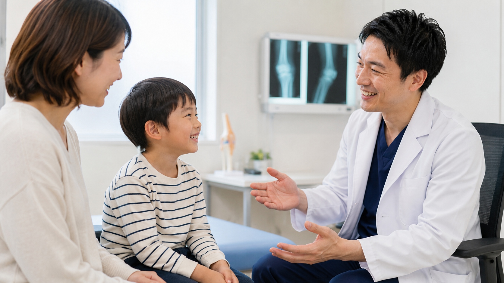 医師と笑顔で話す親子のイメージ