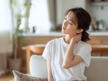 ストレートネックで首を痛めている女性