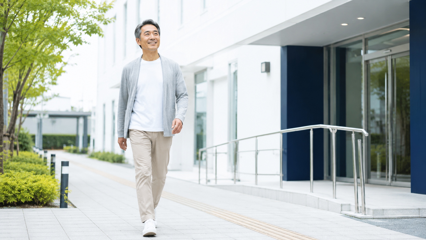 治療を終えて痛みなく歩くシニア