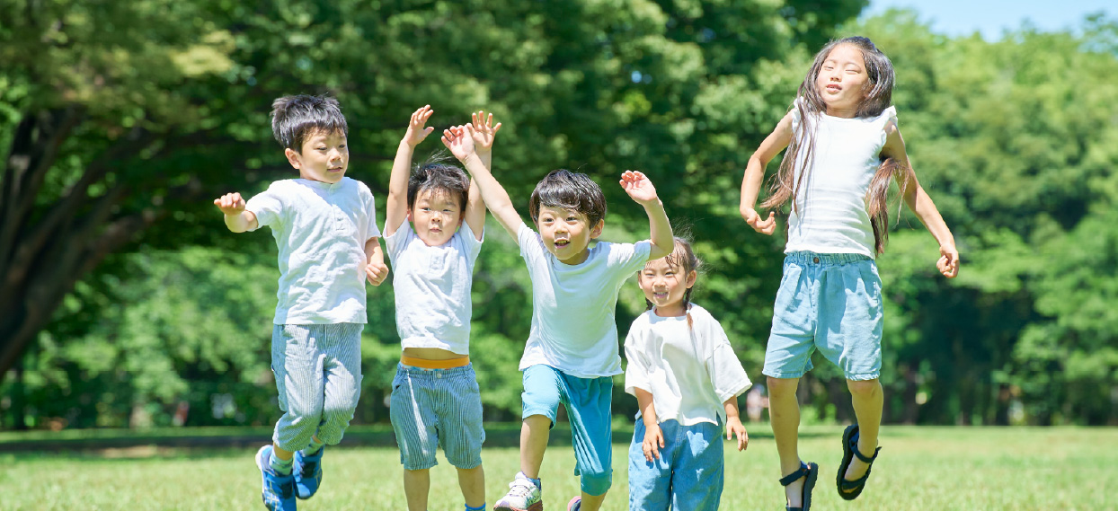 公園で元気に体を動かす成長期の子どもたち