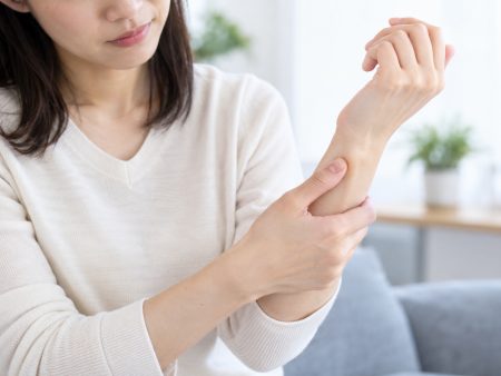 親指側手首より上が痛い