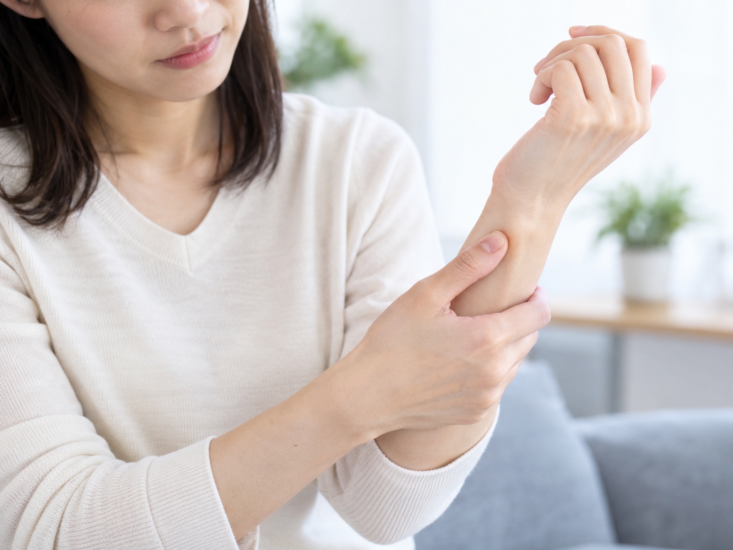 親指側手首より上が痛い