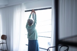 腰痛予防に伸びをする女性