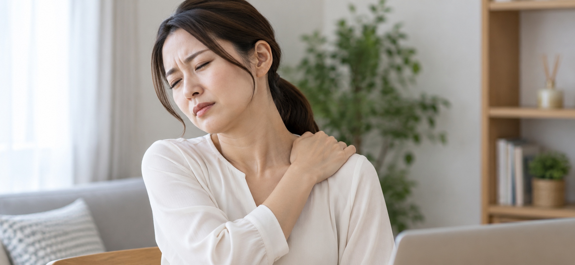 右肩または左肩だけに肩こりや痛みを感じている人のイメージ